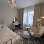 3 Flat In Cosy Area Of