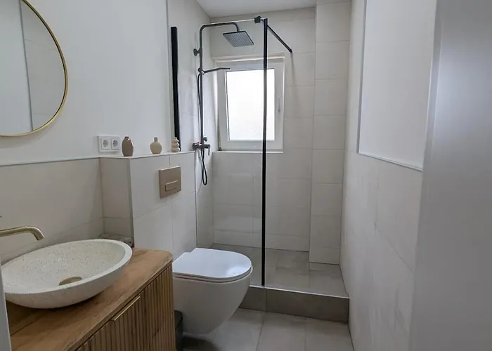 3 Flat In Cosy Area Of Lejlighed