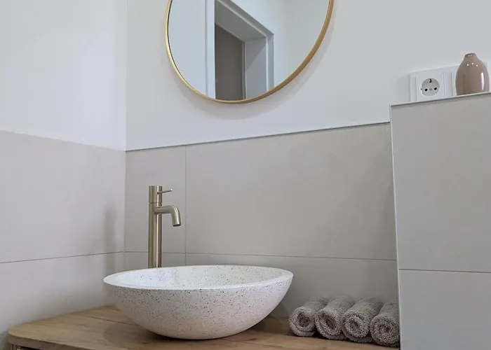 3 Flat In Cosy Area Of Appartement